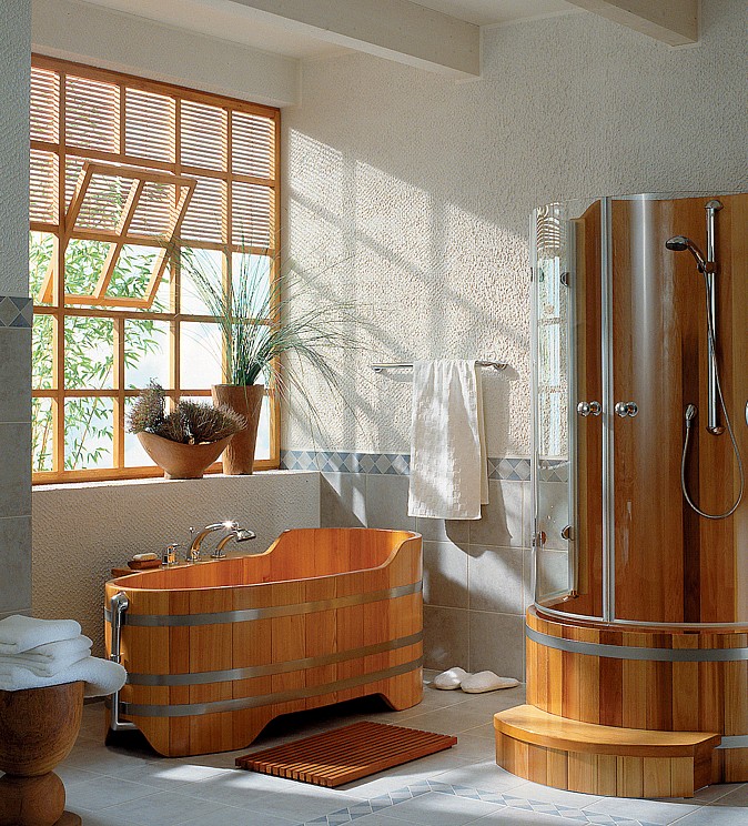 Koupelna ze dřeva doplněná bílou barvou působí stylově a vzdušně