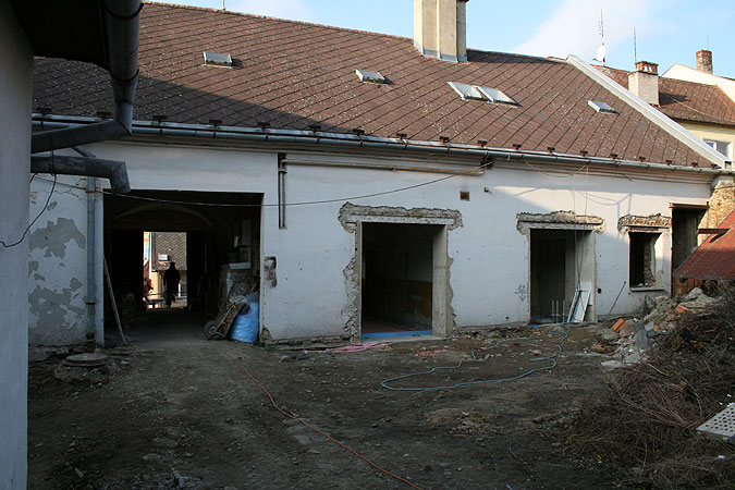 Pohled na dvorní část během rekonstrukce, kdy již jsou provedeny nové okení otvory.