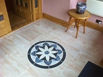 V případě dlažby se dá podlahové vytápění skrýt i vkusnou mozaikou