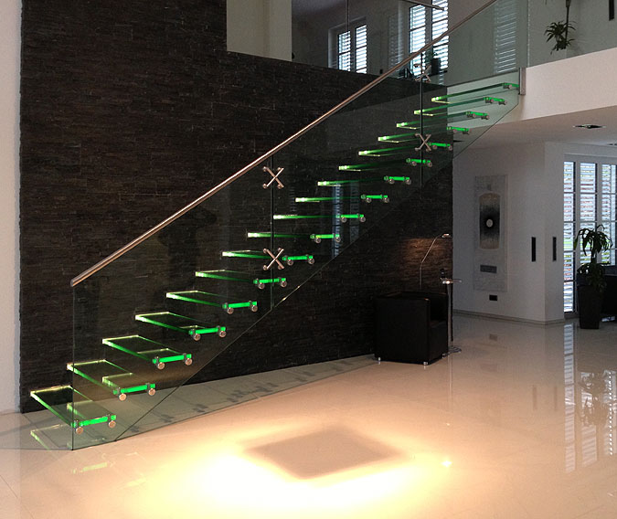 Celoskleněné schodiště s LED osvětlením jako součást interiéru.