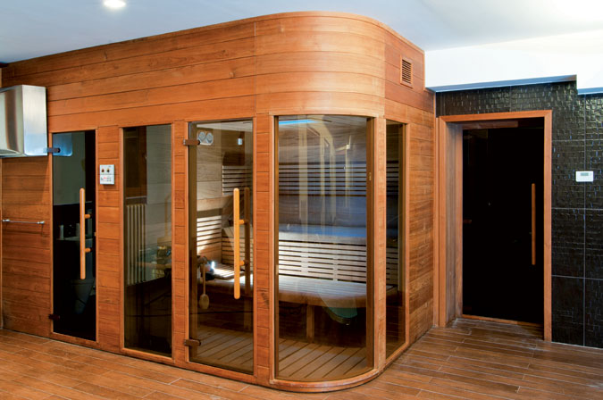 Domácí sauna v moderním designu s využitím tradičních materiálů v neobvyklých kombinacích.