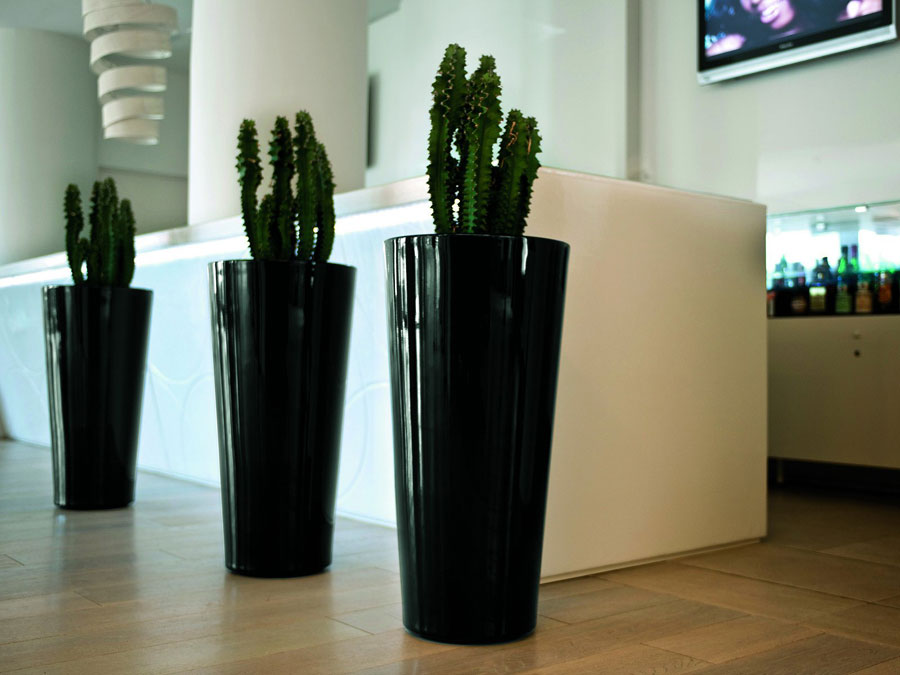 V lakovaném provedení dostávají vázy Hilo luxusní výraz a stávají se výraznou designovou dominantou interiéru.