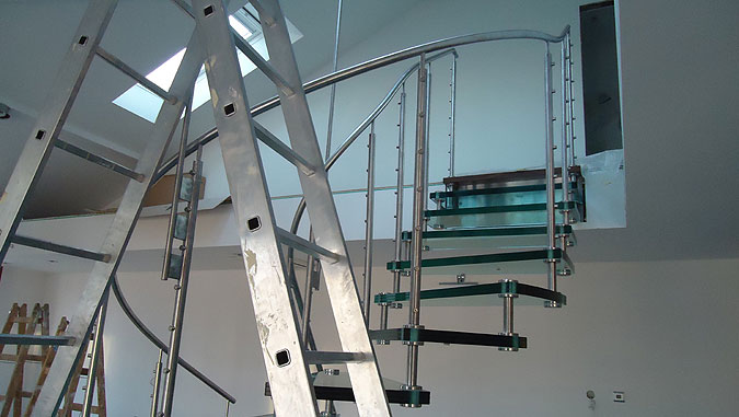 Montáž schodiště Sevilla Vetro od výrobce Siller schody.