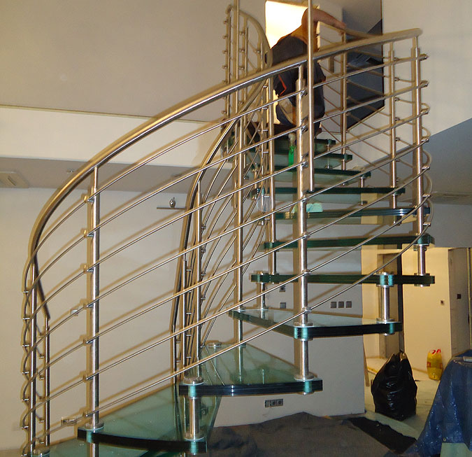 Dokončení zábradlí schodiště Sevila Vetro.