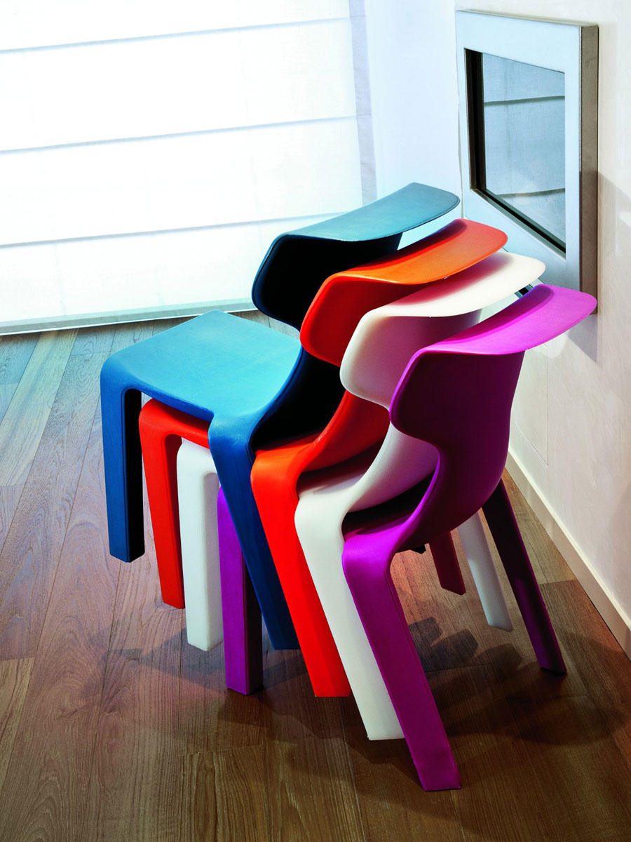 Twentyfirst se zabývá i výrobou designového nábytku. Židle JOHN jako hravý akcent.