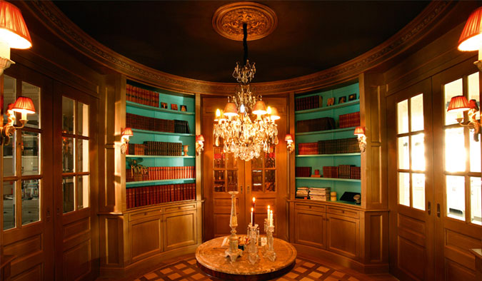 Monumentální vzhled historického salonku byl vytvořen vhodnou kombinací interiérových lišt a barev.