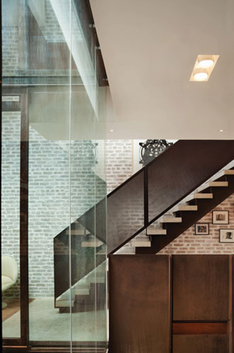 V bytě se opakuje často motiv velkých ploch cihelného zdiva, oceli a skla. 