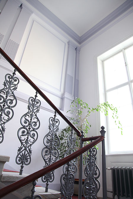 Luxusní interiér dýchá na návštěvníky na každém kroku. Detail renovovaného schodiště.