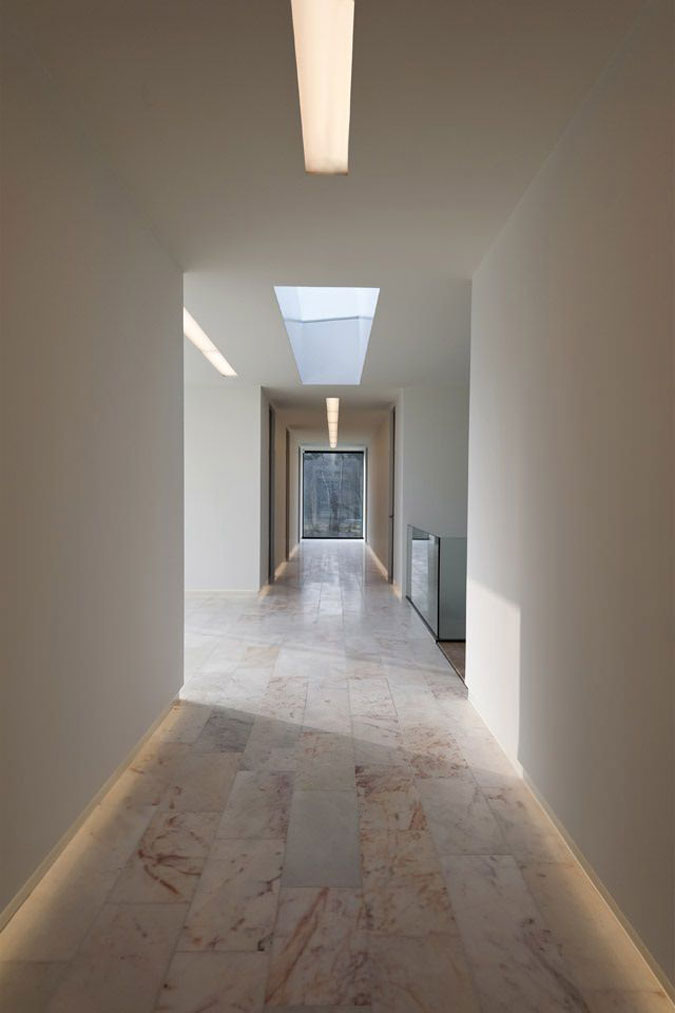 Moderní interiér vily je tvořen především mramorovými podlahami.