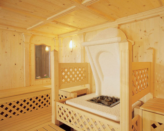 Tyrolská sauna v typickém selském stylu Vás přenese do kouzelného kraje Alp.