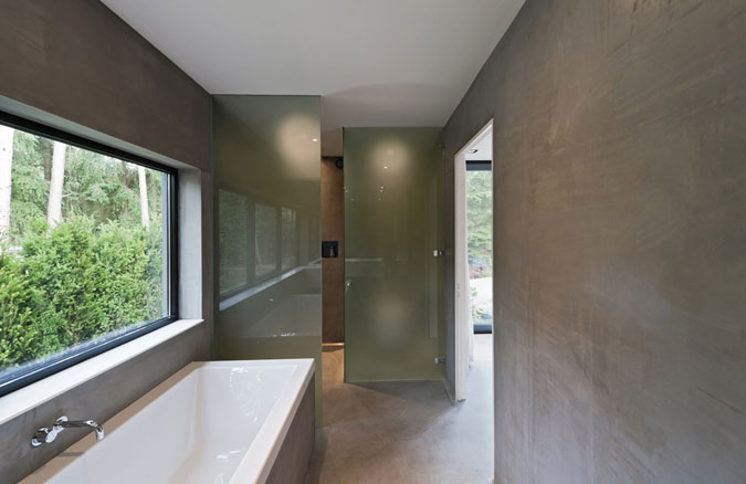 Při realizaci koupelny byla použitá industriální stěrka ve stejném odstínu jako je podlahová stěrka.