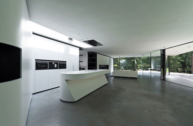  Design kuchyně podléhá strohým čistým liniím a rafinovaně ukrývá veškeré rušivé prvky.