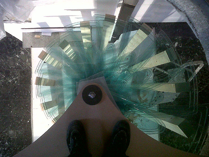 Touto fotografií skeněného vřetenového schodiště Sky Screw se dnes rozloučíme s příspěvkem o skleněných schodech a schodištích.